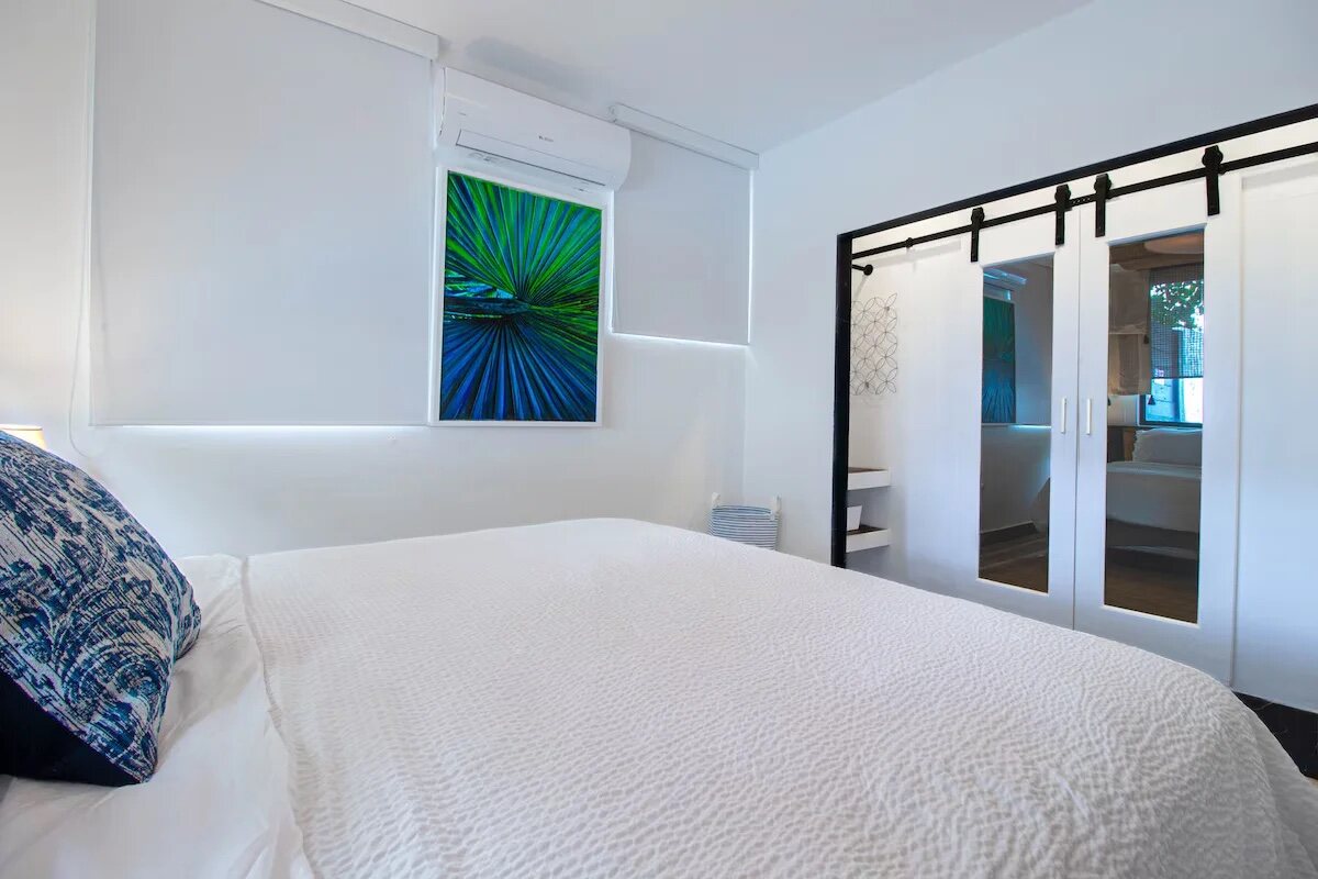 Luxury Room, 1 King Bed, Pool View, Ground Floor - entry mirror