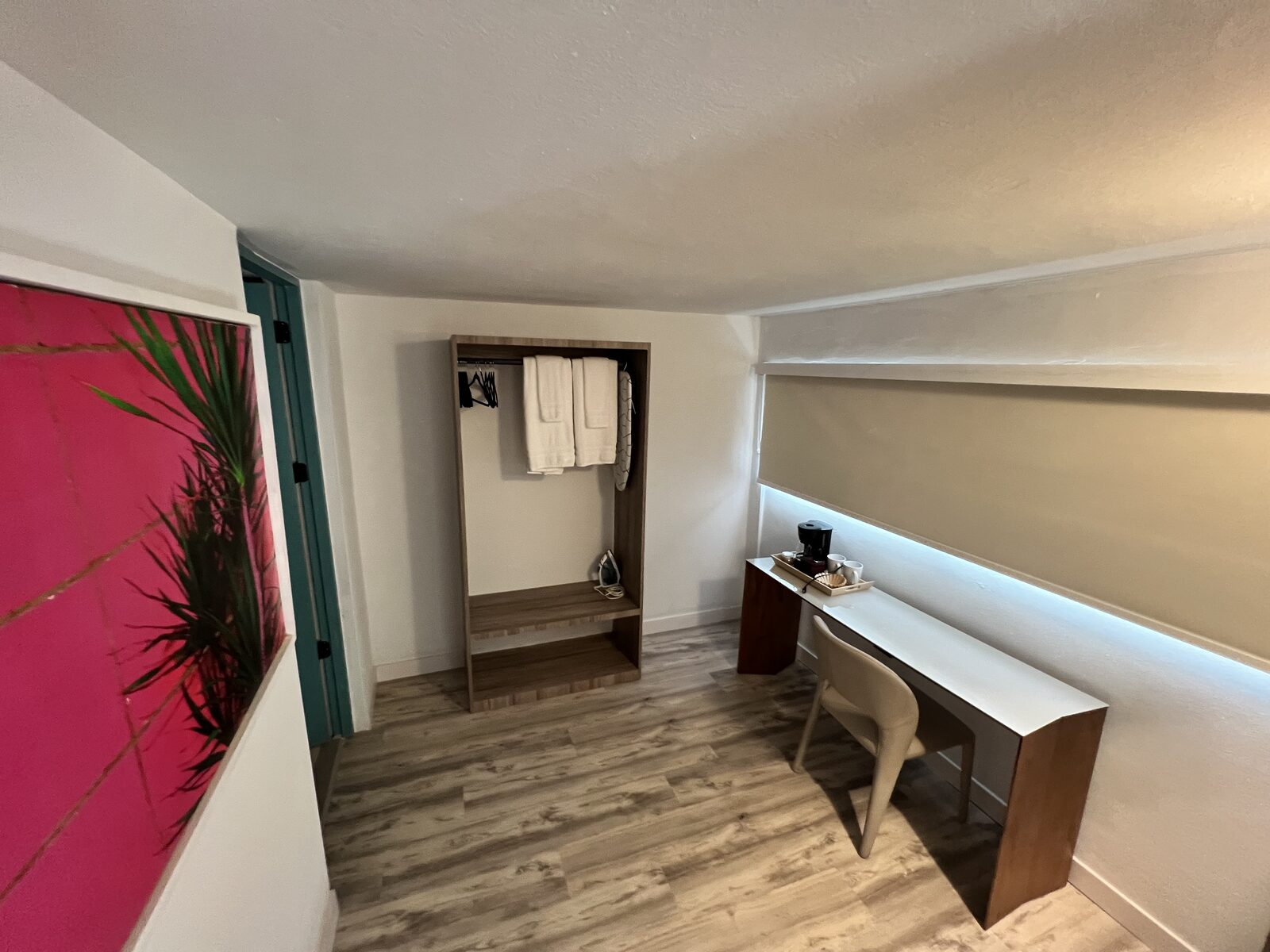 Casita Junior Suite - closet and desk